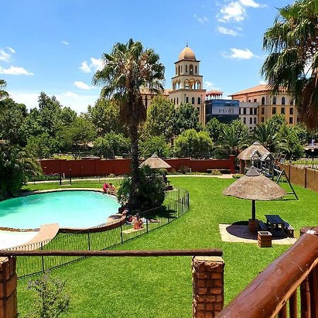 Merry Monte Casino Lodge House In Fourways 샌톤 외부 사진