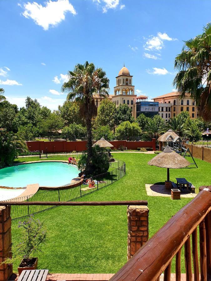 Merry Monte Casino Lodge House In Fourways 샌톤 외부 사진