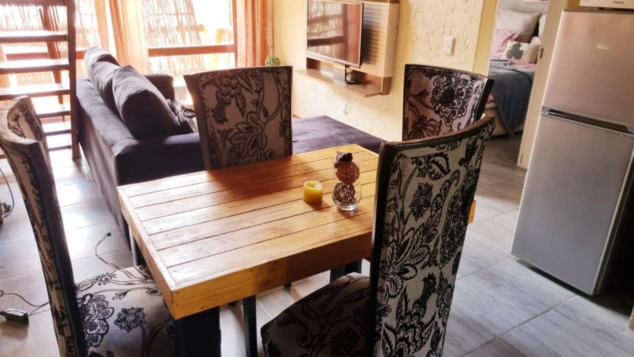 Merry Monte Casino Lodge House In Fourways 샌톤 외부 사진